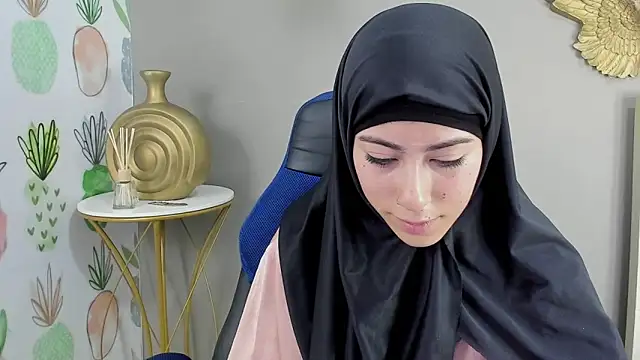 chaymae nah  online show from December 2024 03:52:01 PM