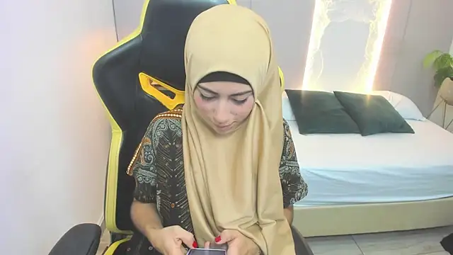 chaymae nah  online show from December 2024 05:44:02 PM