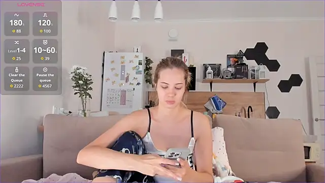 Girl alone home online show from October 2025 04:01:02 AM