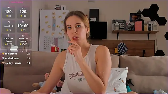 Girl alone home online show from November 2025 04:17:02 PM