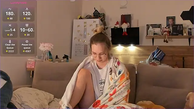 Girl alone home online show from January 2026 04:17:01 AM