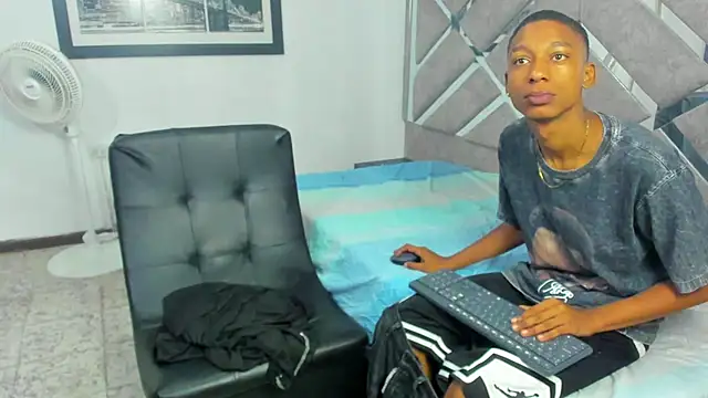 EvaxEmma online show from November 2025 01:44:02 PM