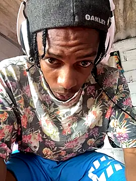 Larry-n-clouds online show from November 2025 05:04:02 PM