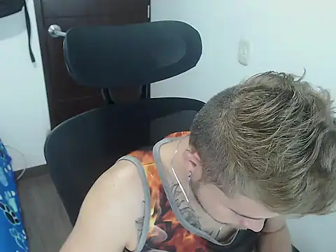 JOHANLEON1 online show from October 2025 12:38:02 PM