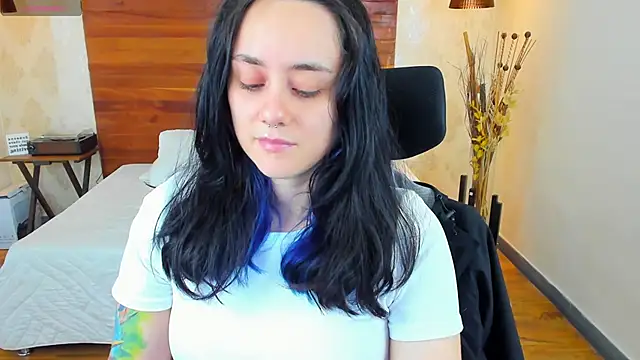 Snapshot of KatherineBond chatting on January 2025 11:43:02 PM KatherineBond online show from January 2025 11:43:02 PM