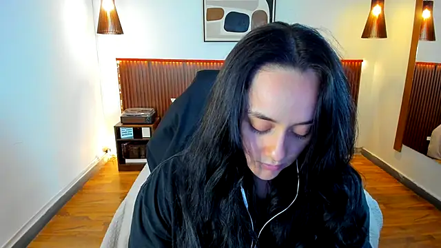 Snapshot of KatherineBond chatting on October 2025 07:13:01 PM KatherineBond online show from October 2025 07:13:01 PM