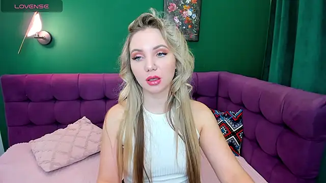 EvaMoran online show from October 2025 01:37:02 AM