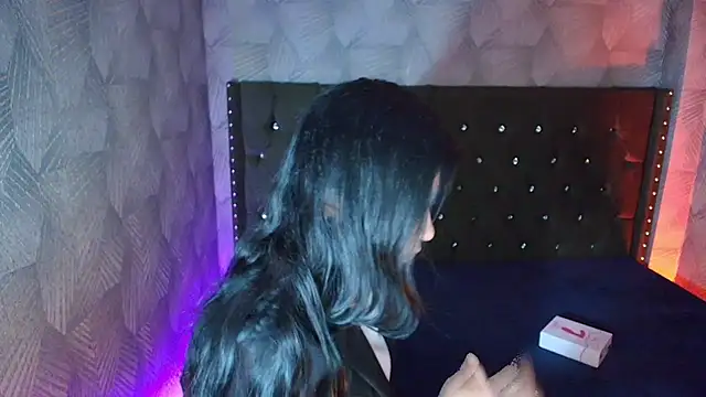 AnnaliOlsenX online show from July 2026 06:23:01 PM