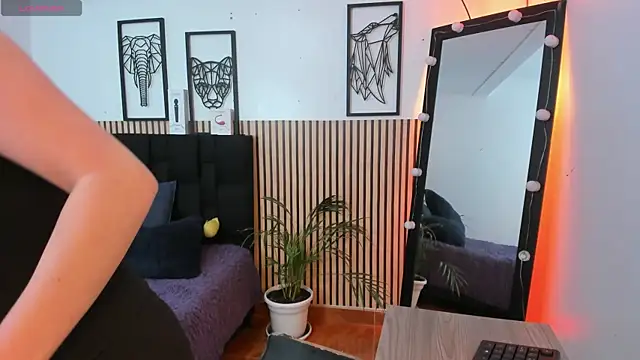 LILA ELLIOT online show from October 2025 07:47:02 PM