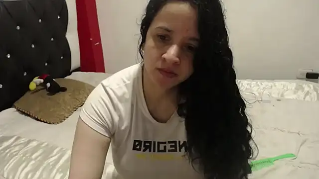 Snapshot of Katty_Bones chatting on October 2025 01:56:01 PM Katty Bones online show from October 2025 01:56:01 PM