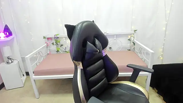 chica Hetfield online show from February 2025 02:38:02 PM