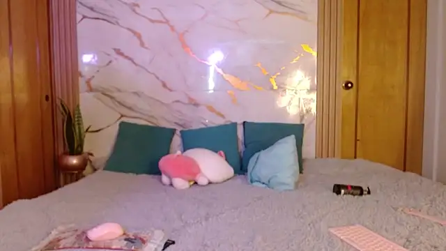 kittycatw online show from April 2026 07:12:01 AM