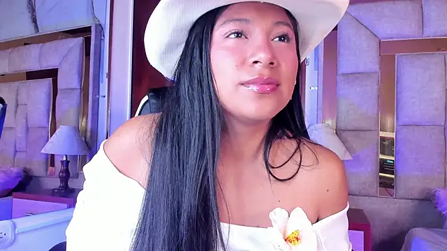 Snapshot of LinnaGardenia chatting on December 2025 12:45:01 PM LinnaGardenia online show from December 2025 12:45:01 PM