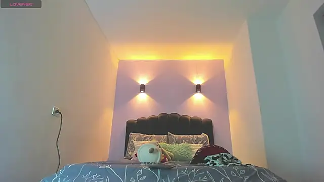 Sofia Clauss  online show from November 2025 02:47:01 AM