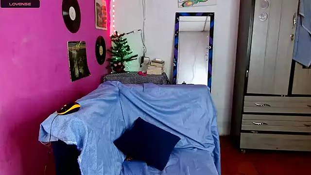 Snapshot of sensitive_brunette chatting on December 2024 11:57:01 PM sensitive brunette online show from December 2024 11:57:01 PM