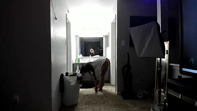 yiauana online show from February 2025 10:48:01 PM