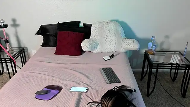 yiauana online show from February 2025 11:22:01 AM