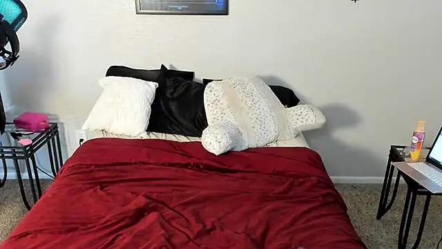 yiauana online show from February 2025 07:30:01 PM