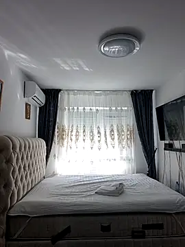 AvaLloyd online show from March 2025 01:04:02 PM