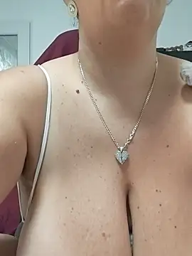 AvaLloyd online show from November 2025 01:48:01 AM