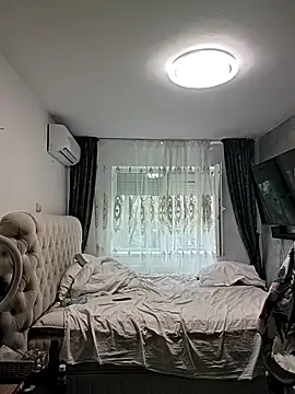 AvaLloyd online show from February 2026 09:45:02 AM