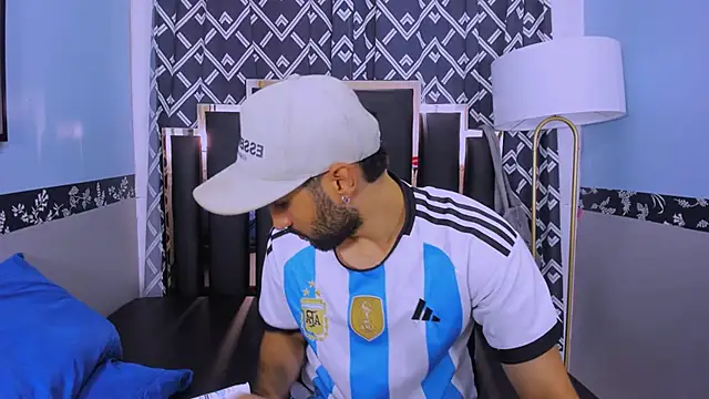 Snapshot of MilanZaire chatting on October 2025 12:43:02 AM MilanZaire online show from October 2025 12:43:02 AM