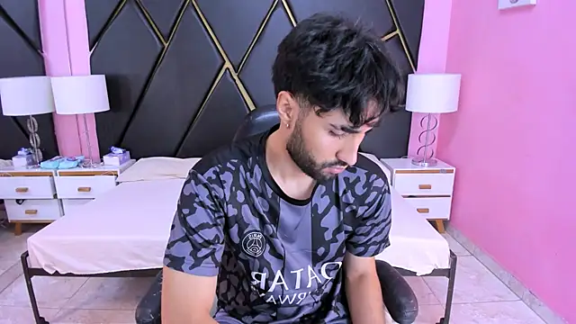 Snapshot of MilanZaire chatting on November 2025 09:31:01 PM MilanZaire online show from November 2025 09:31:01 PM