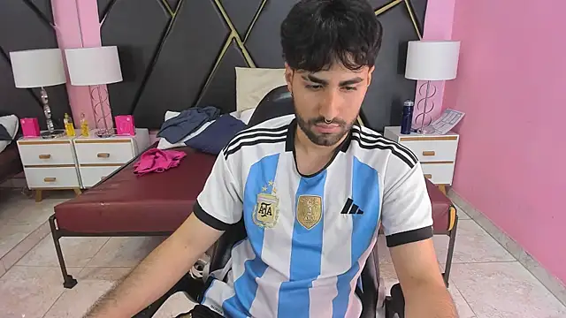 Snapshot of MilanZaire chatting on November 2025 10:09:02 PM MilanZaire online show from November 2025 10:09:02 PM