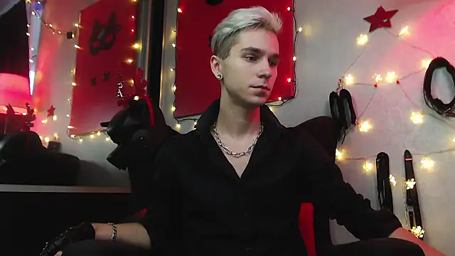 Joseph  Quinn online show from December 2024 11:10:01 AM