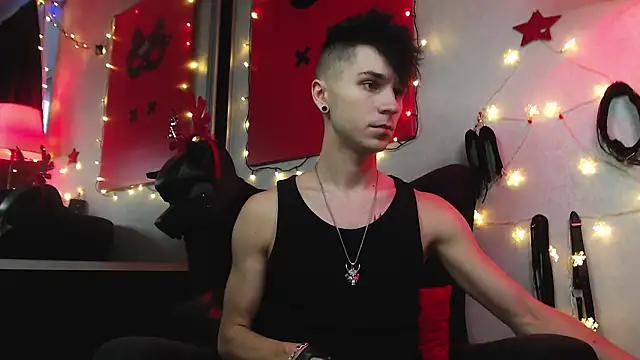 Joseph  Quinn online show from December 2024 12:45:02 PM