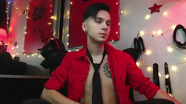 Joseph  Quinn online show from December 2024 01:38:02 PM