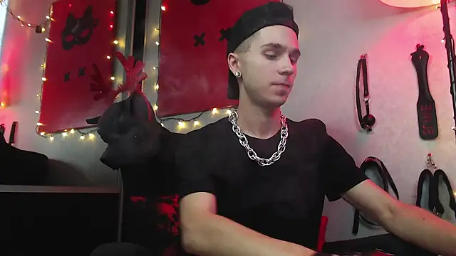 Joseph  Quinn online show from January 2025 12:05:02 PM