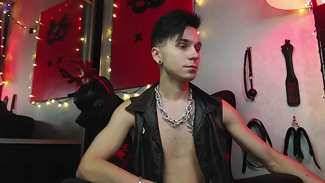 Joseph  Quinn online show from January 2025 02:52:01 PM