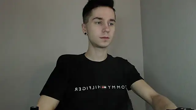 Joseph  Quinn online show from January 2025 08:13:02 AM