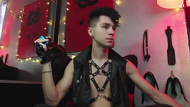 Joseph  Quinn online show from January 2025 11:43:02 AM