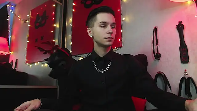 Joseph  Quinn online show from January 2025 01:16:02 PM