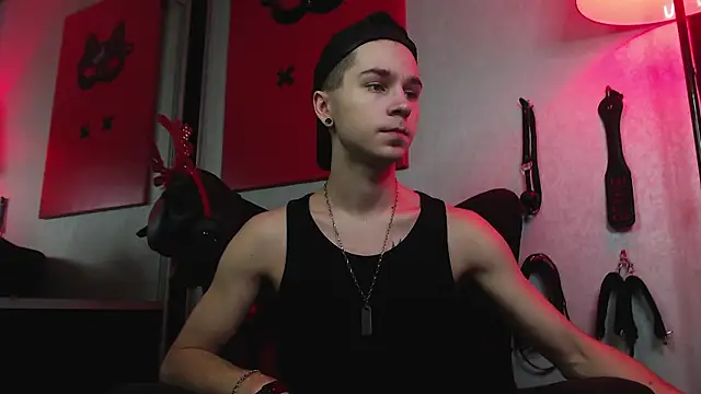 Joseph  Quinn online show from January 2025 09:02:02 AM