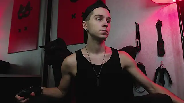 Joseph  Quinn online show from January 2025 12:03:02 PM