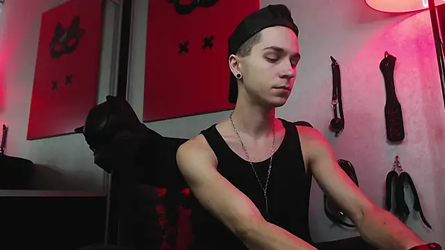 Joseph  Quinn online show from January 2025 11:49:01 AM