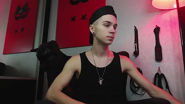 Joseph  Quinn online show from January 2025 09:02:01 AM