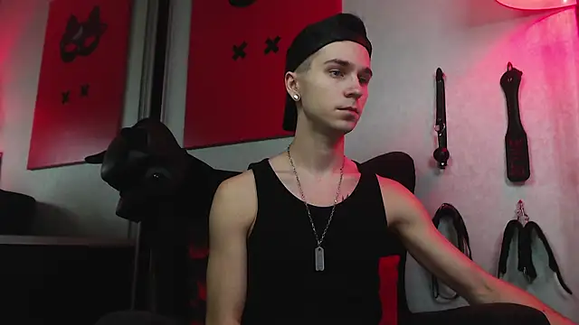 Joseph  Quinn online show from January 2025 12:22:01 PM