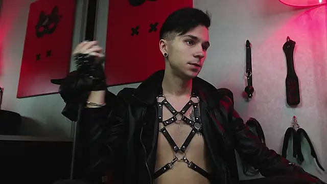 Joseph  Quinn online show from January 2025 01:31:02 PM