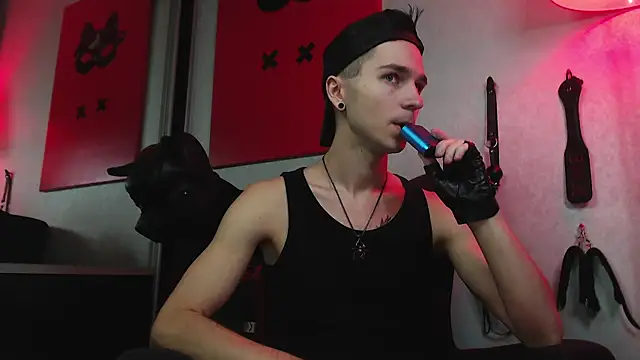 Joseph  Quinn online show from February 2025 02:24:01 PM