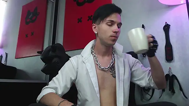 Joseph  Quinn online show from February 2025 11:13:01 AM