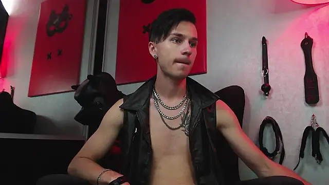 Joseph  Quinn online show from February 2025 11:01:02 AM