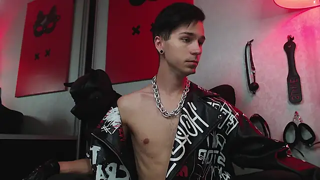 Joseph  Quinn online show from February 2025 08:20:01 AM