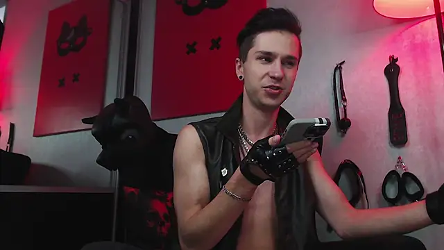 Joseph  Quinn online show from March 2025 02:10:02 PM