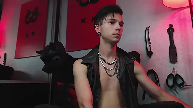 Joseph  Quinn online show from March 2025 05:14:02 PM