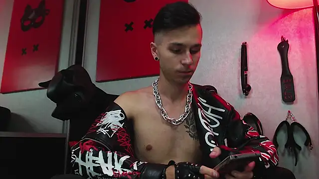 Joseph  Quinn online show from March 2025 02:16:01 PM