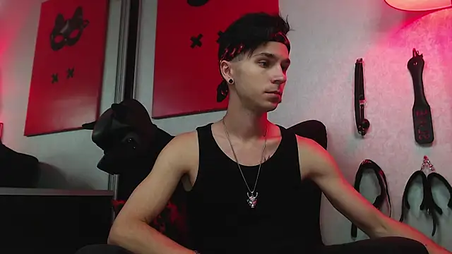 Joseph  Quinn online show from March 2025 12:32:02 PM